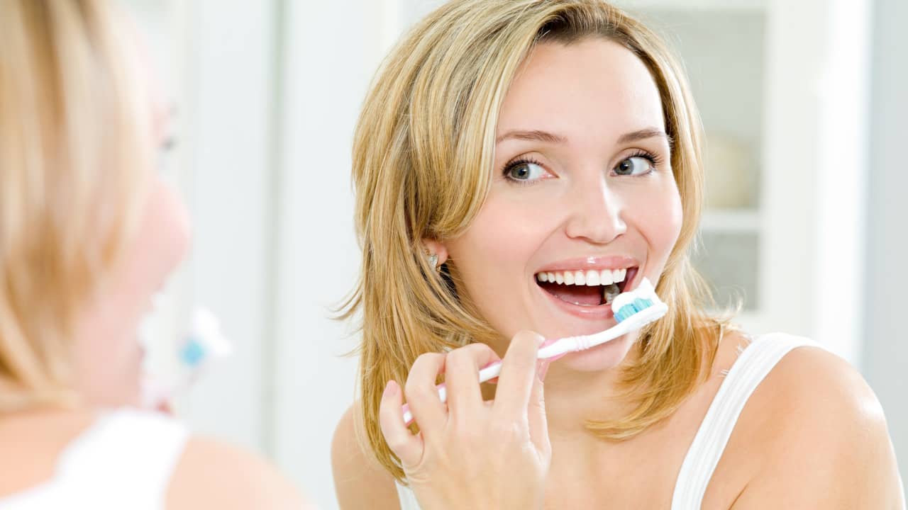 Comment blanchir ses dents naturellement : 4 recettes efficaces
