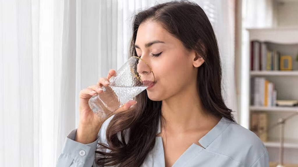 femme boit de l'eau