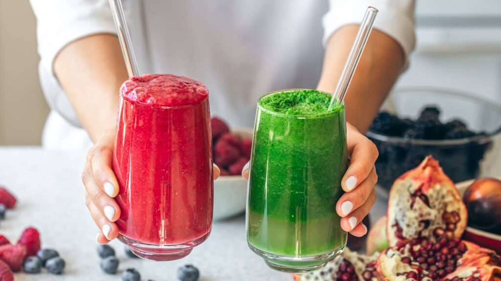 deux smoothies rouge et vert