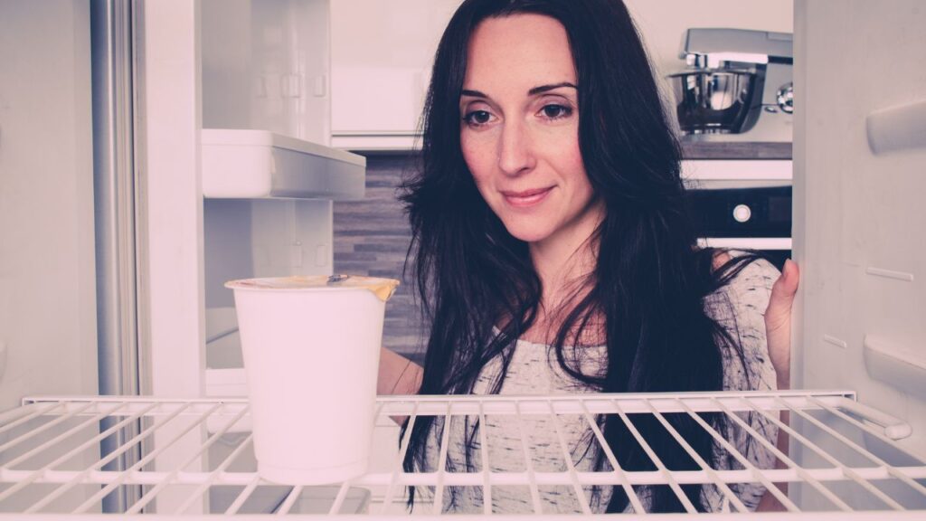 frigo manger yaourt périmé (2)
