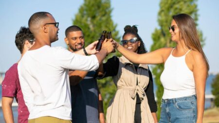 6 traits caractéristiques des personnes qui n’aiment pas être seules Les personnes qui n'aiment pas être seules