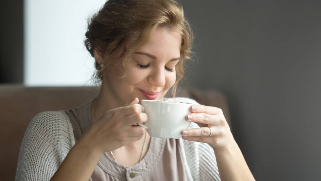 femme boit thé infusion