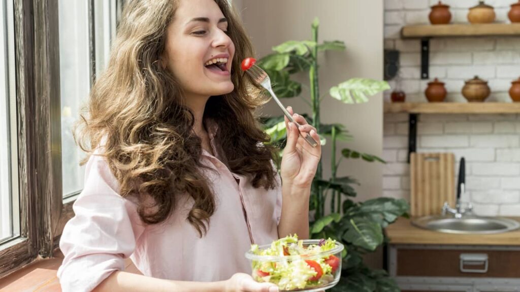 femme mange salade