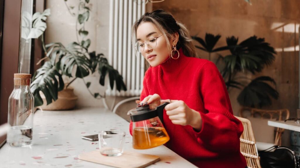 femme sert thé infusion