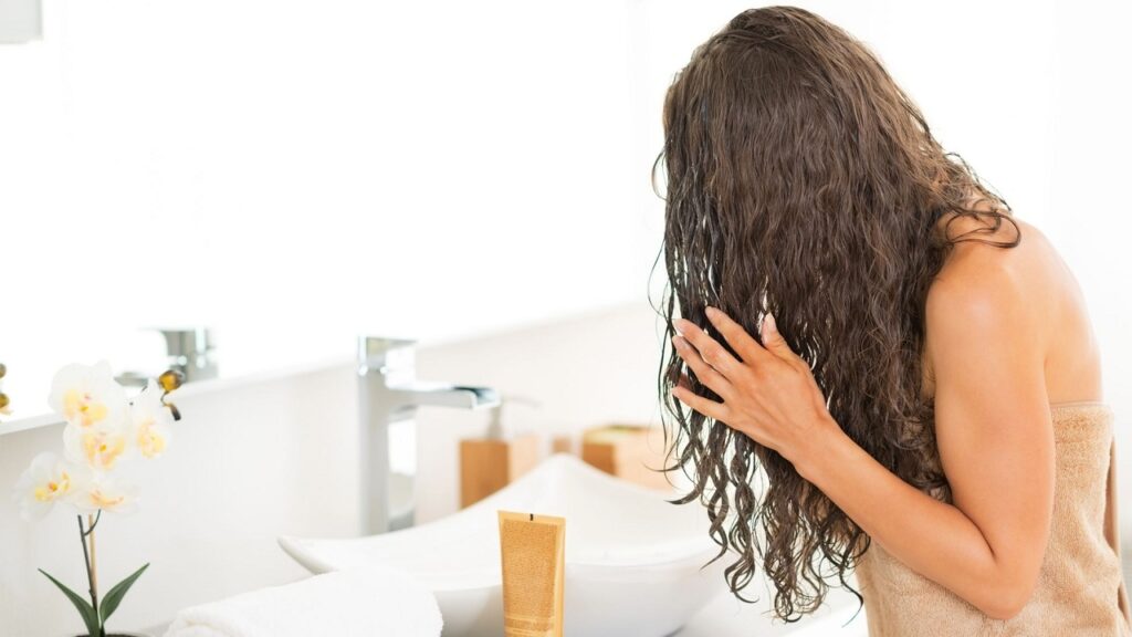 Top 10 des huiles végétales qui redonnent vie aux cheveux abîmés