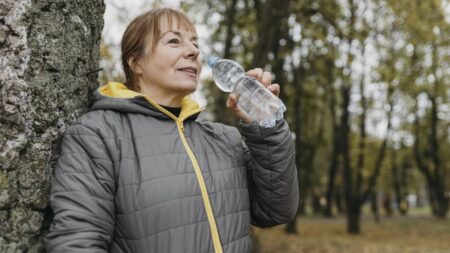 Quelle eau choisir pour apaiser l’arthrose ? senior eau arthrose