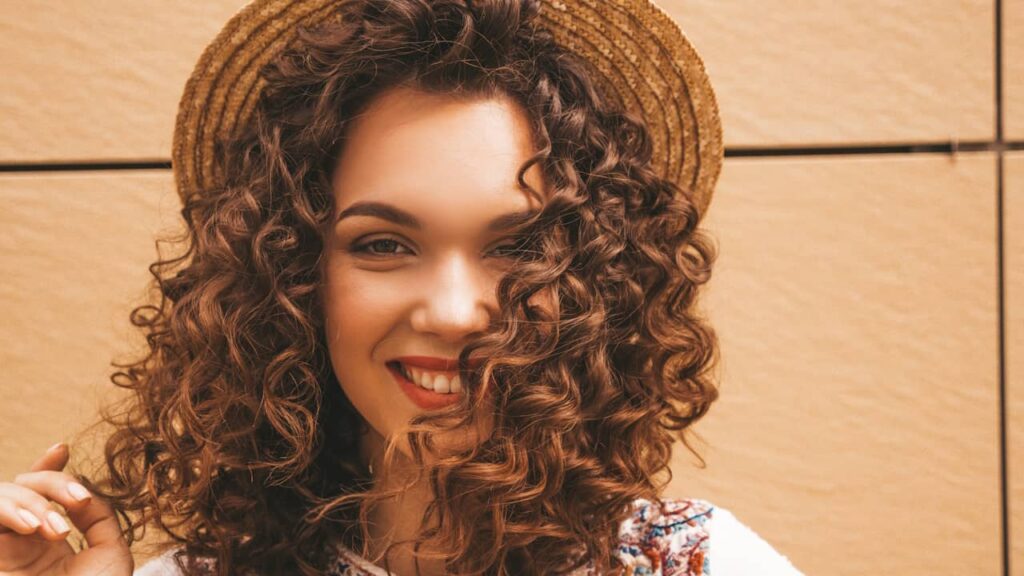 cheveux bouclés