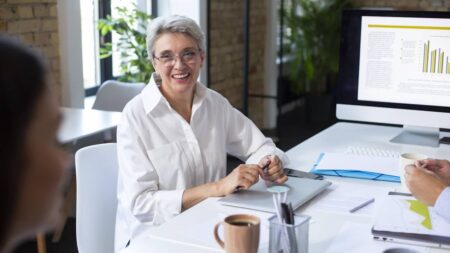 senior joyeuse travail entreprise