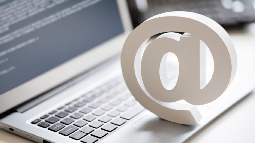 De quand date la première utilisation de l’@ dans une adresse électronique ?