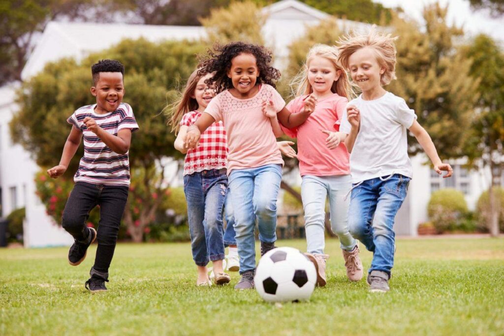 Des enfants heureux en train de jouer