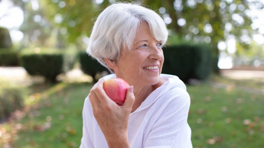 femme senior pomme alimentation