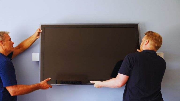 Fixer une télé sur un mur en placo : conseils et astuces