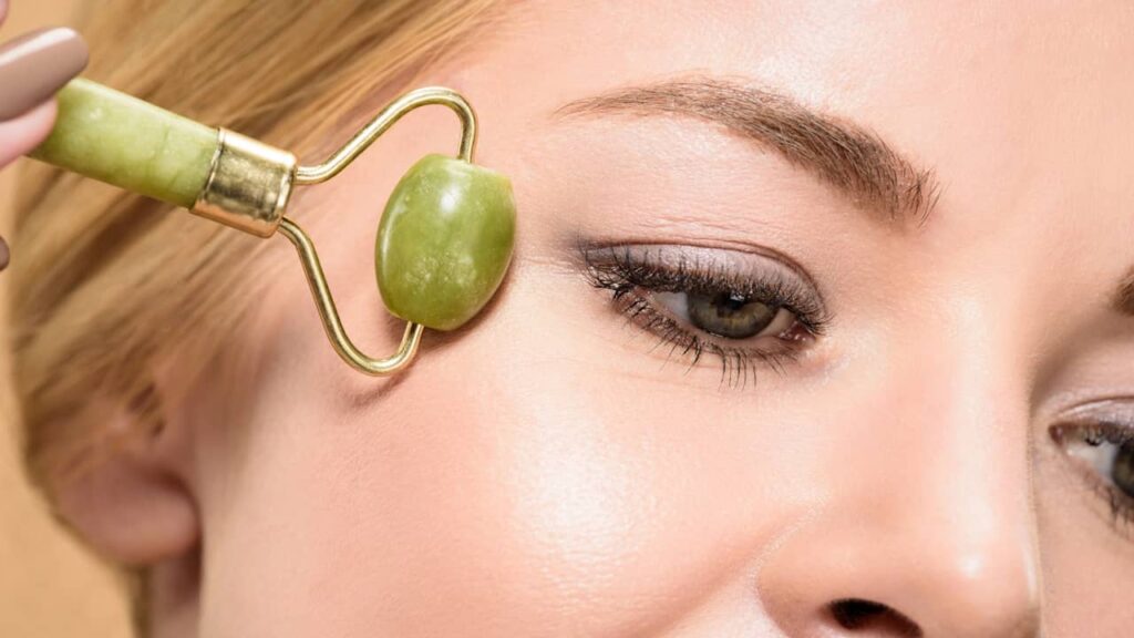 femme rouleau de jade yeux