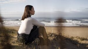 femme seule plage confiance en soi