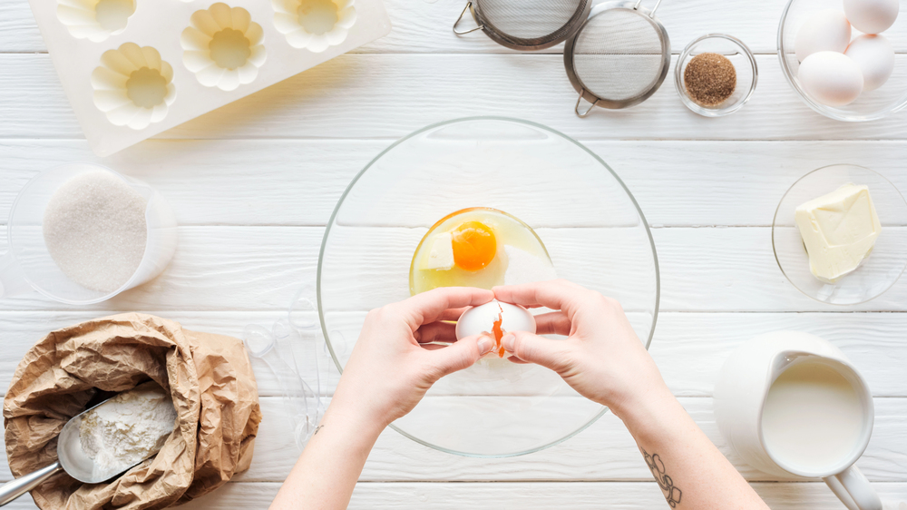 Des ingrédients sur une table de cuisine