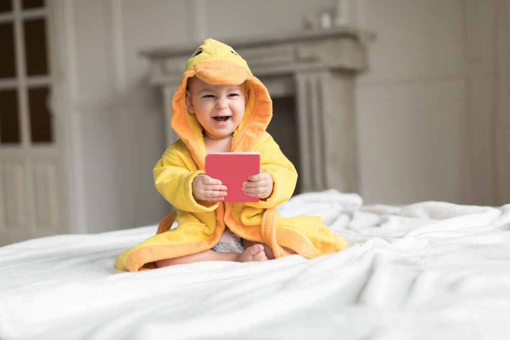Un enfant heureux sur son matelas