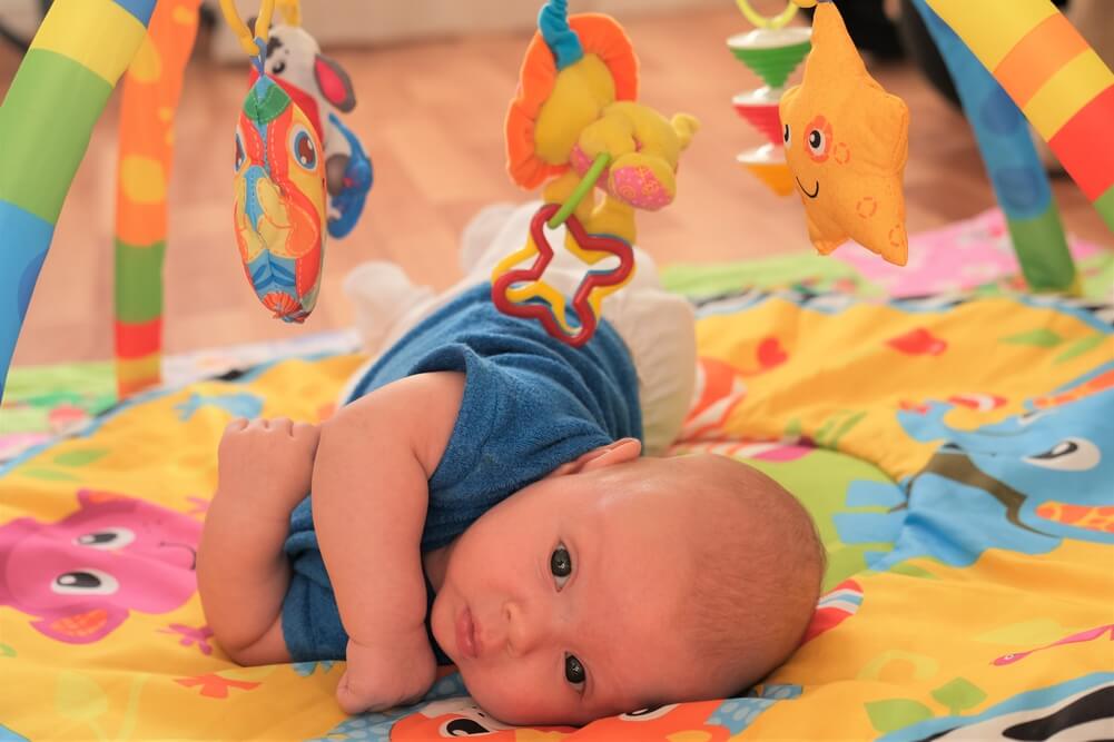 Des objets avec le matelas dans le lit de l'enfant