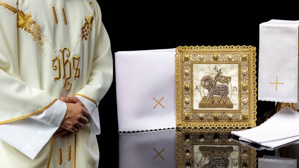 Vêtements liturgiques pour le Temps Ordinaire : ministère quotidien et présence de Dieu