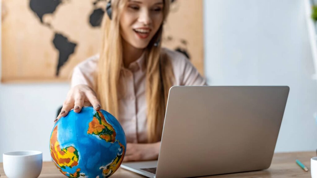 femme heureuse globe ordinateur
