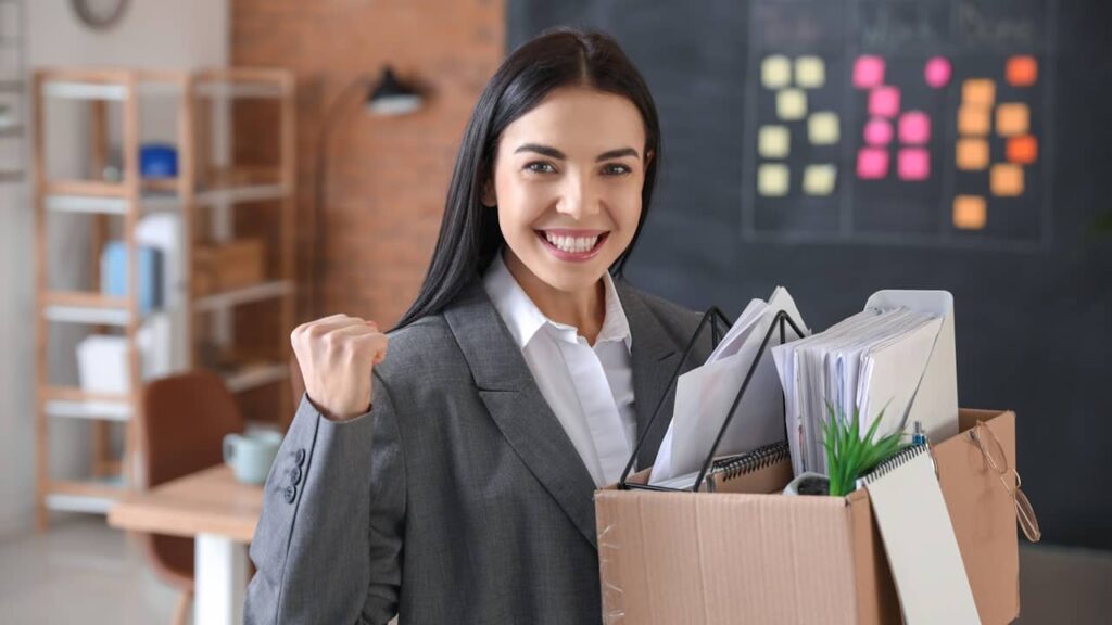 femme heureuse quitte entreprise carton