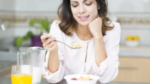 femme mange petit déjeuner