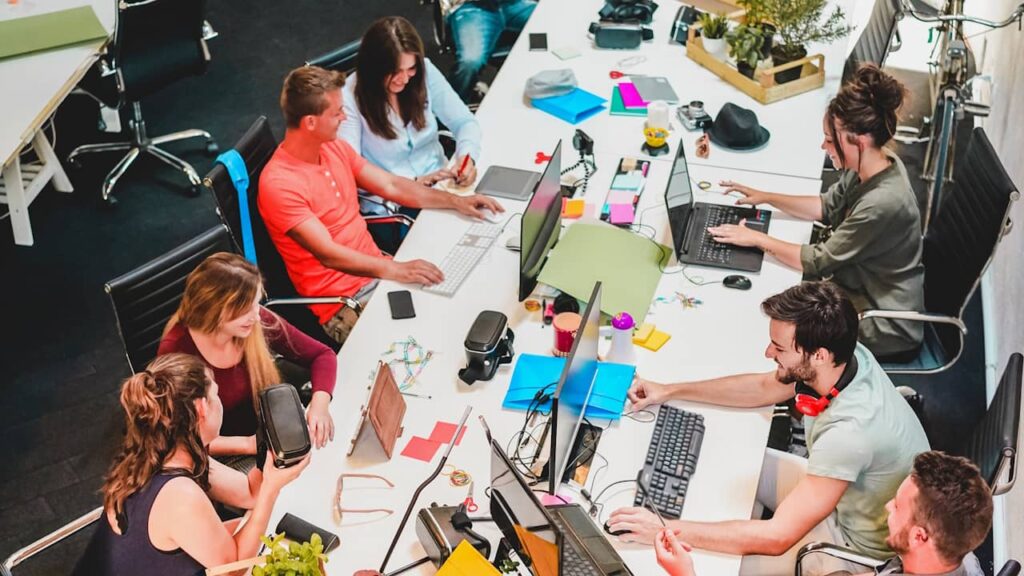 IA et métiers : 72 % des emplois en mutation en banque et assurance