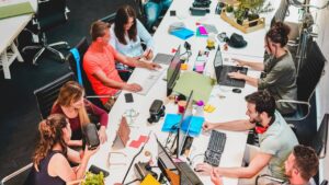 IA et métiers : 72 % des emplois en mutation en banque et assurance