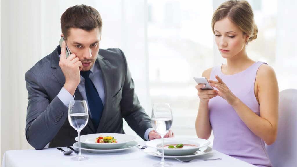 Comment ne pas devenir un couple “connecté mais distant”