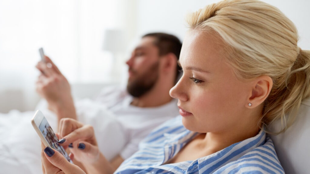 Quand les écrans s’invitent dans la vie de couple
