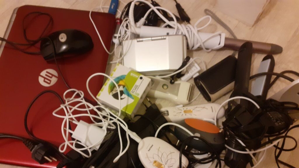appareils électroniques et câbles