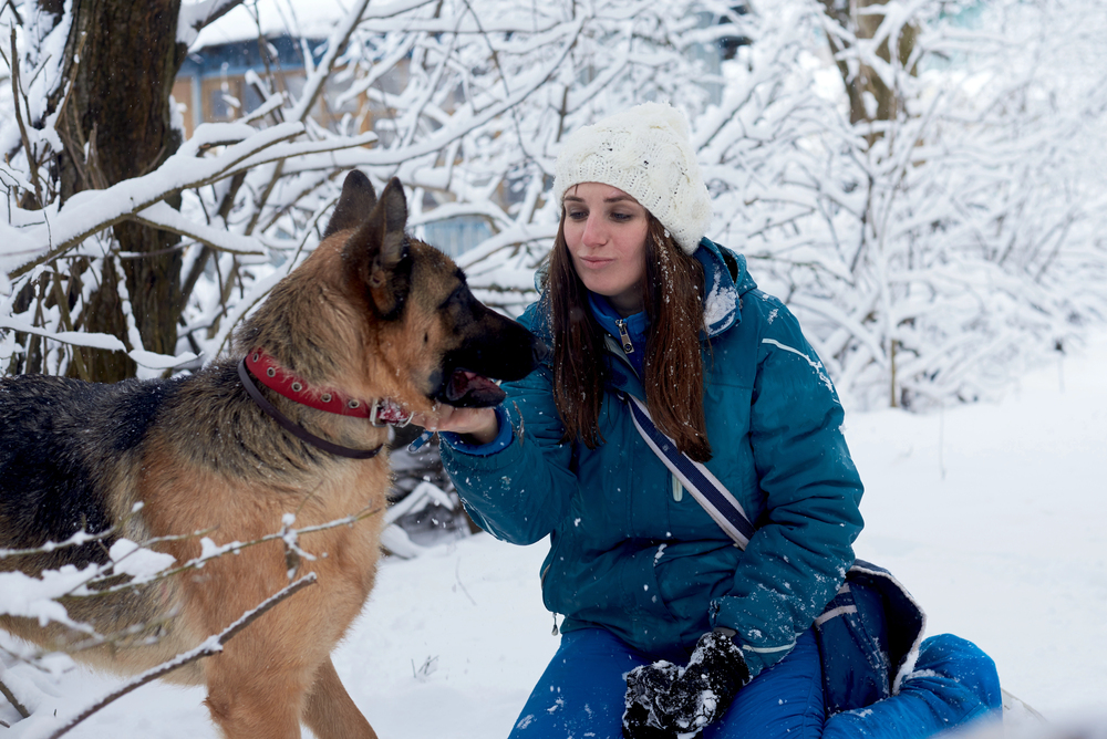 Une femme et son BA dans la neige