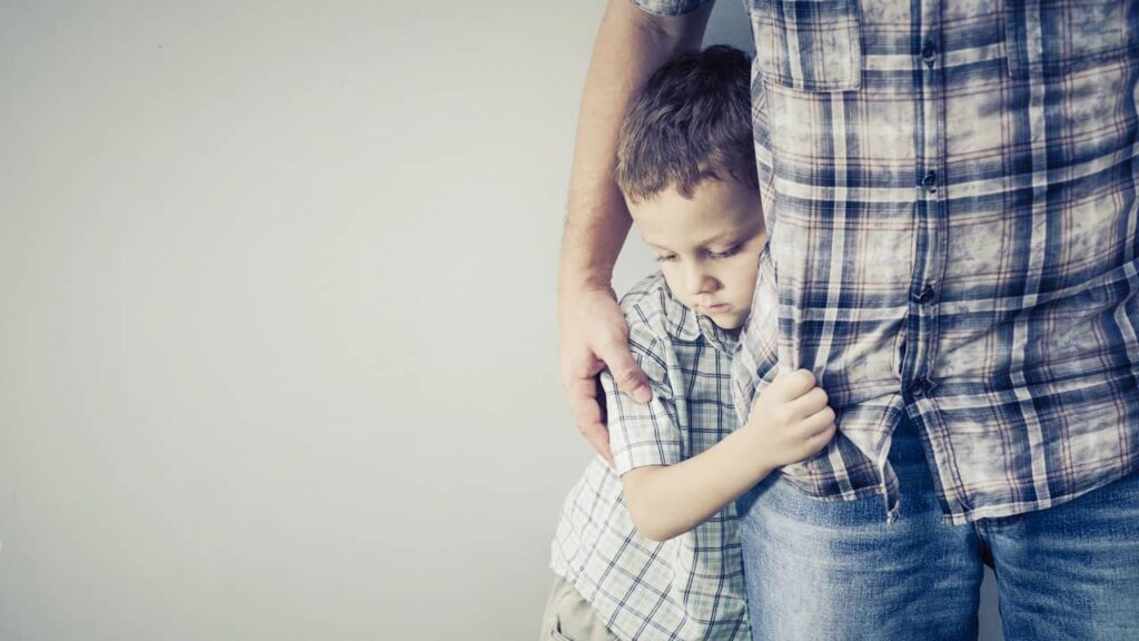 enfant timide garcon se cache papa