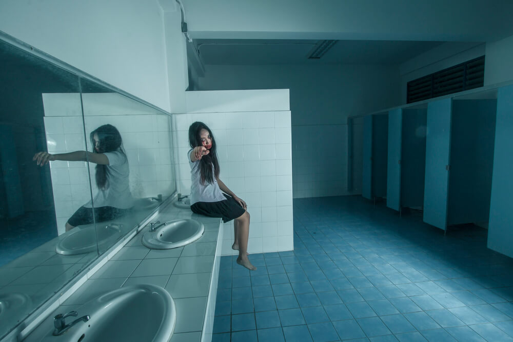La fille qui hante les toilettes