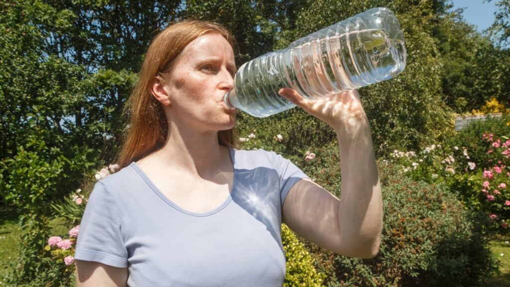 femme boit bouteille eau