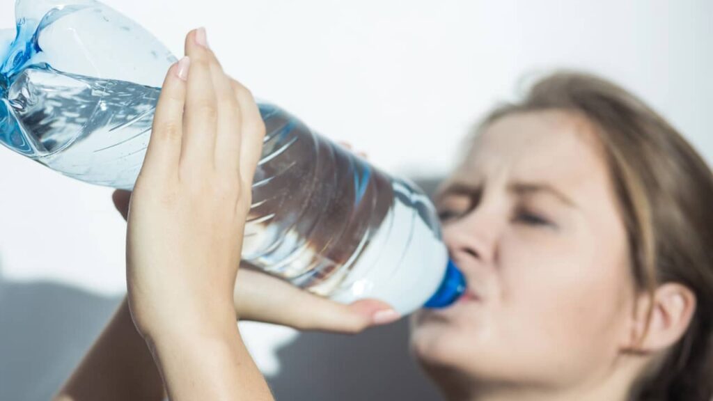 femme bouteille d'eau