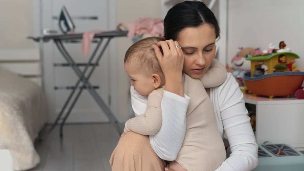 femme calin enfant bébé jouet table repassage