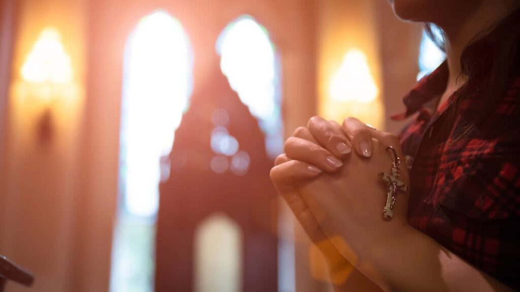 femme catholique prière église