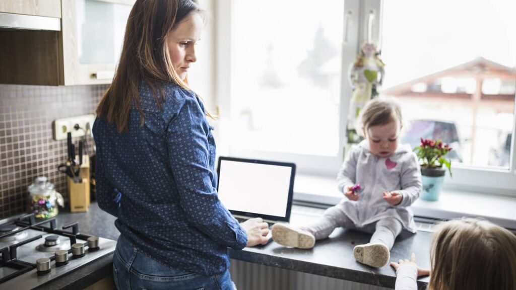 femme cuisine ordinateur enfant bébé cuisine