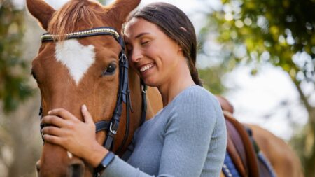femme fait calin cheval