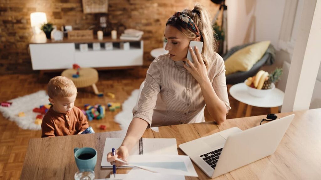 femme maman teletravail enfant