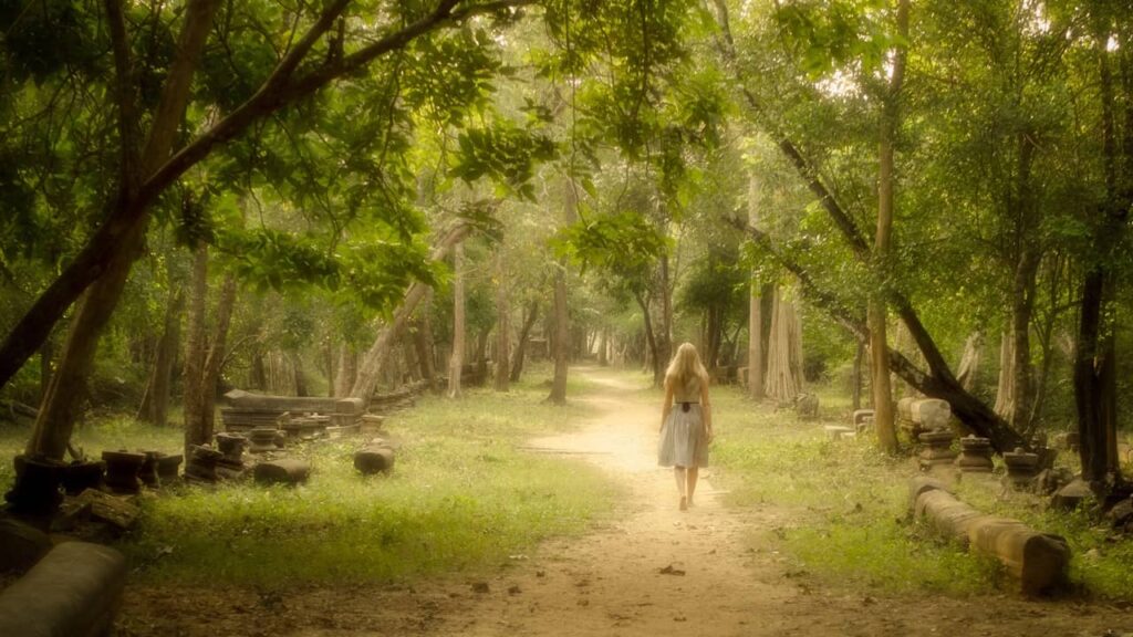 femme marche seule chemin foret