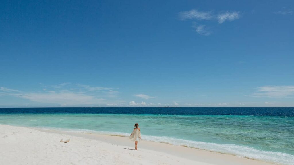 femme marche seule plage mer