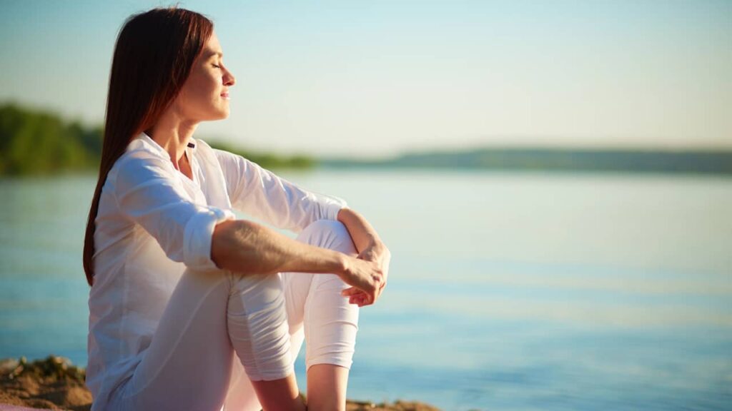 femme meditation mer coucher soleil