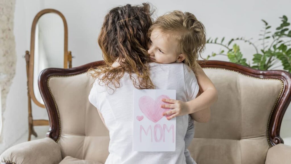 femme mère maman enfant maternité