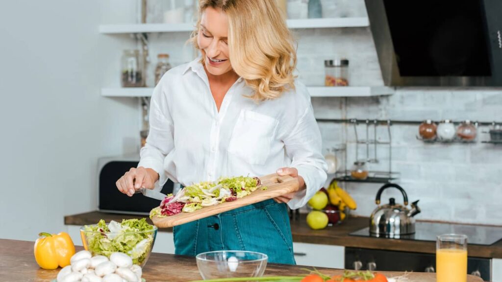 femme prepare manger