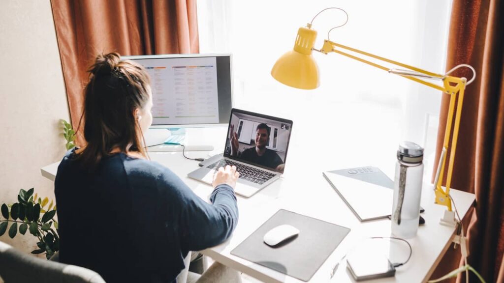 femme travail teletravail ordinateur