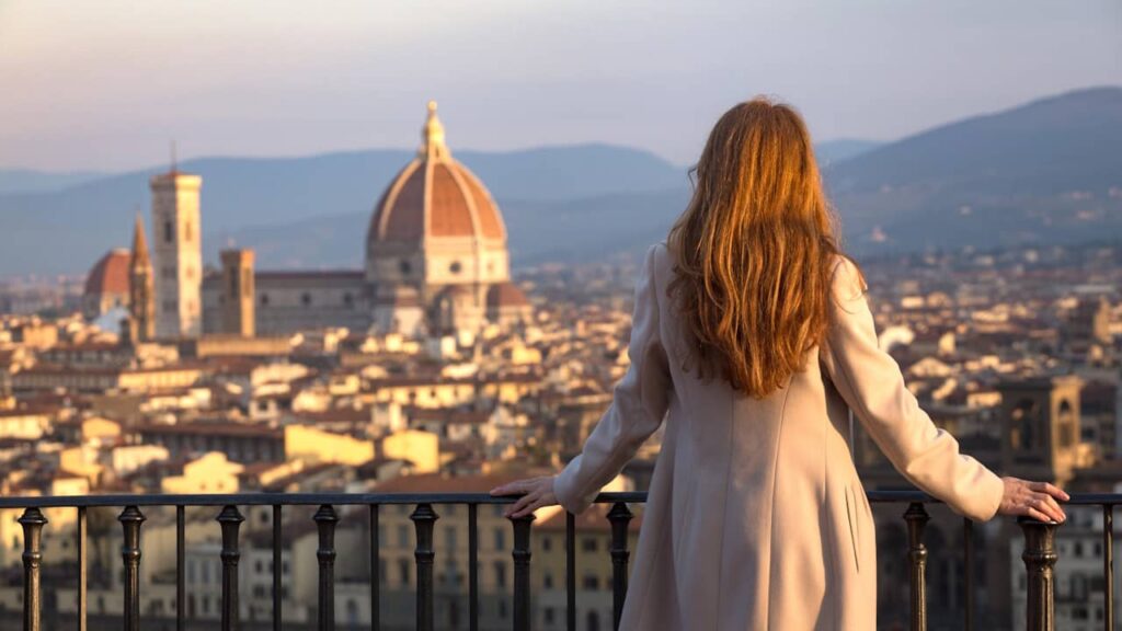 fille regardant ville florence