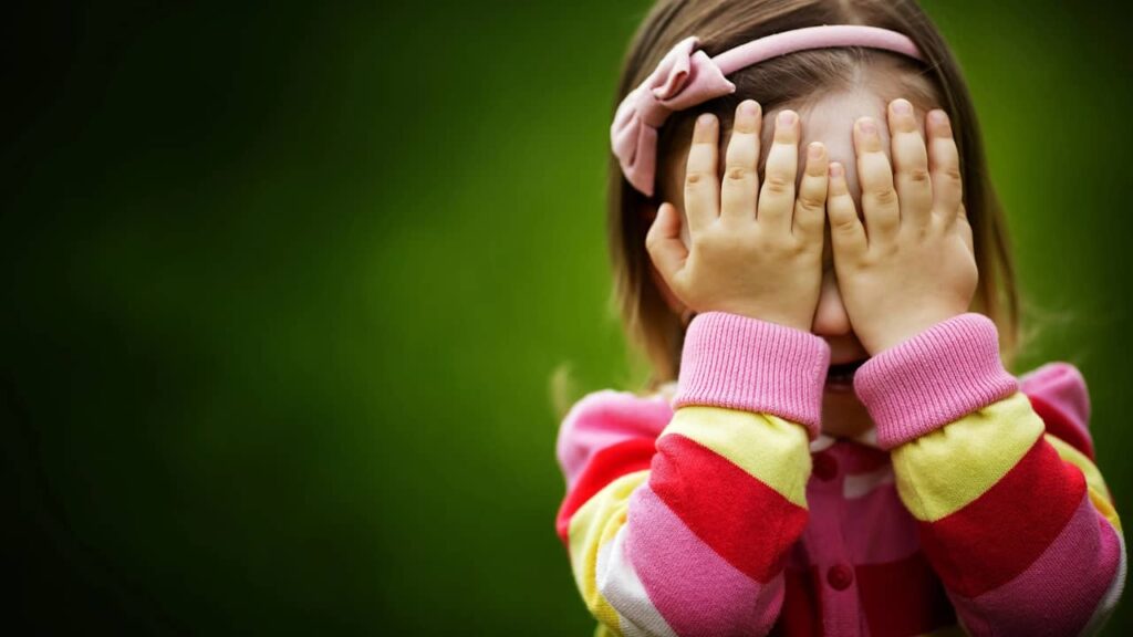 fille se cache les yeux
