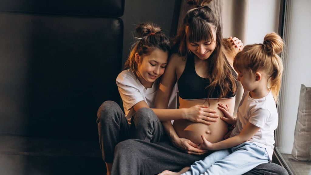 mère maman enceinte famille