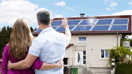 Pour bien entretenir vos panneaux solaires afin qu'ils soient fonctionnels pendant longtemps, suivez ces 7 conseils.